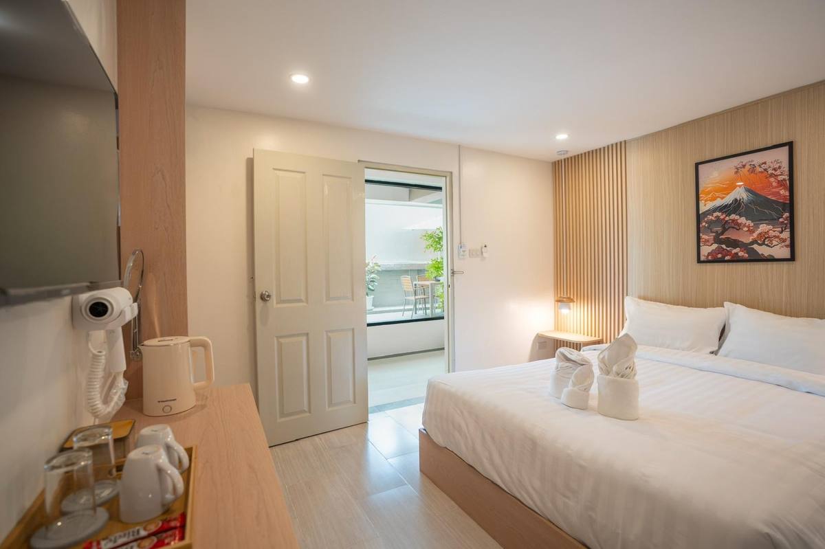 Cozy Double room with queen bed, TV and kettle